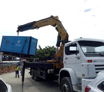 Caminhão Munck realizando içamento