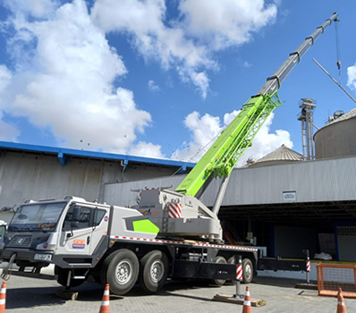 Guindaste içando carga pesada